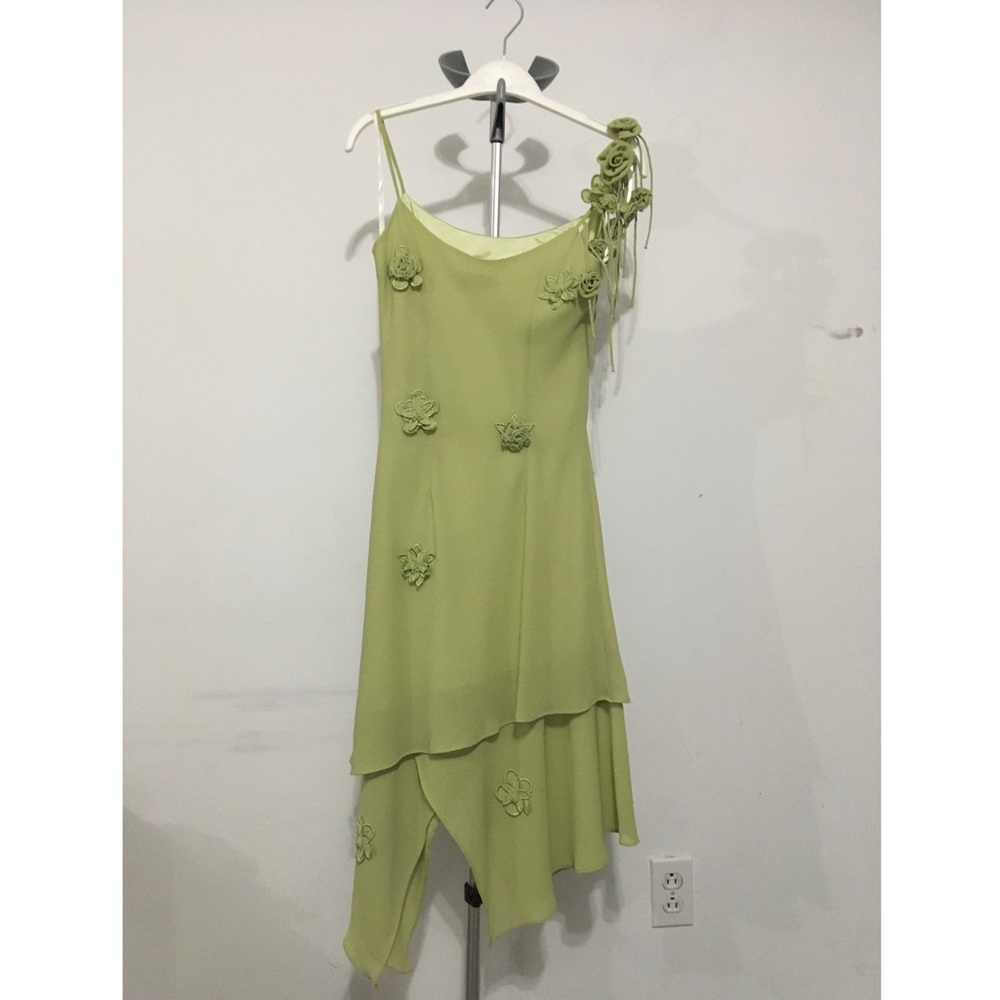 Elegant One-Shoulder Floral Appliqué Dress in Light Green - Picture 3 of 7